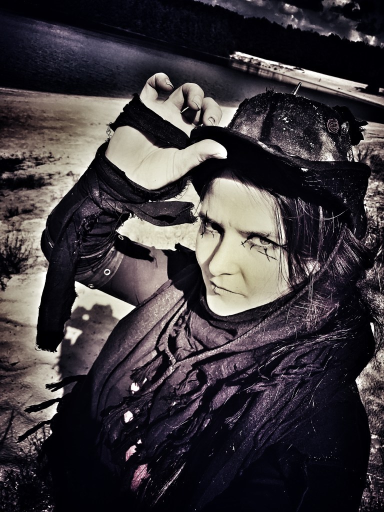 Mélanin schaut finster in die Kamera in einem stark gefilterten Endzeitlook am Silbersee in Haltern