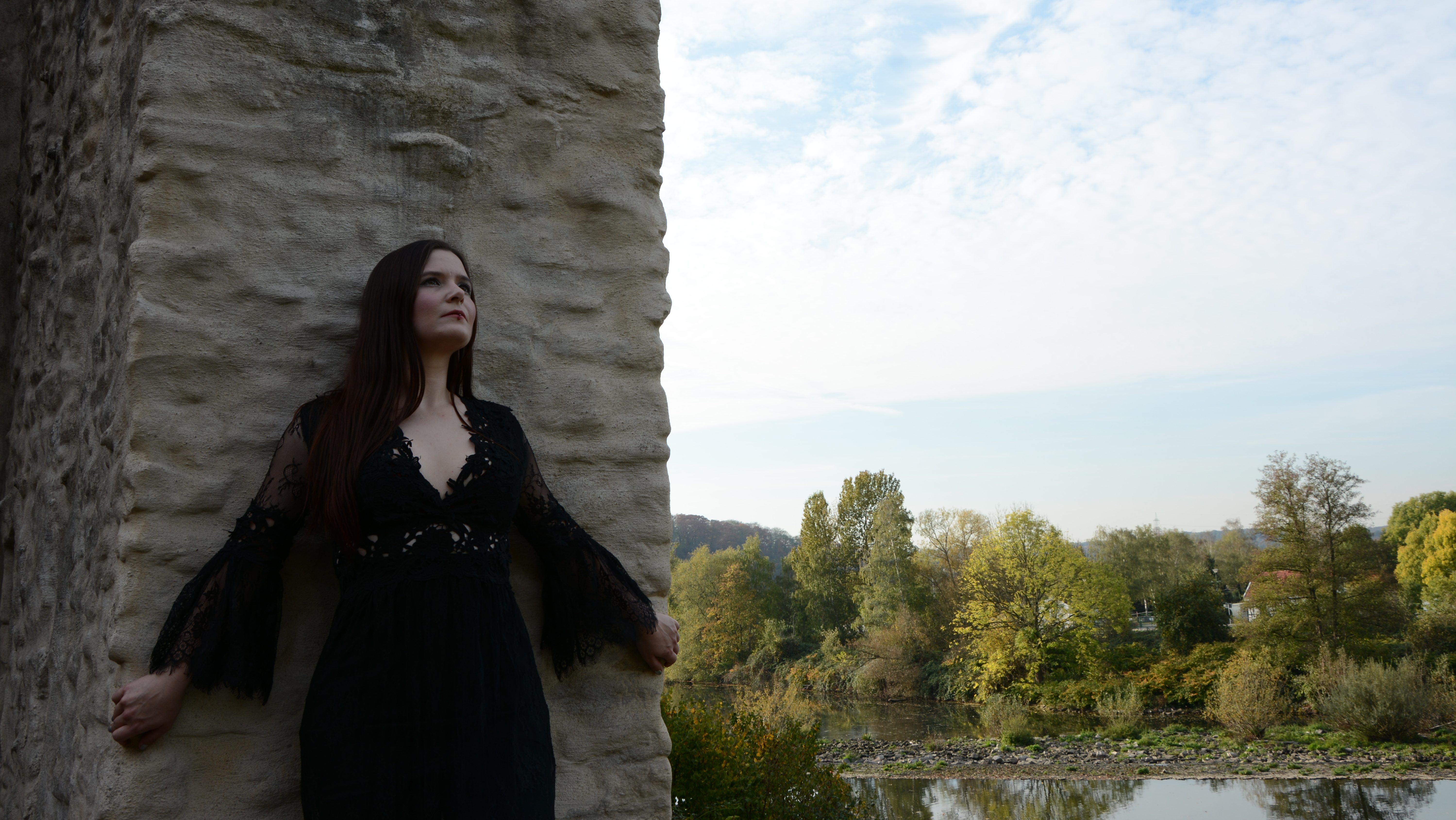 Mélanin an der Burg Hardenstein in Witten im Gothic-Kleid mit Blick auf die Ruhr