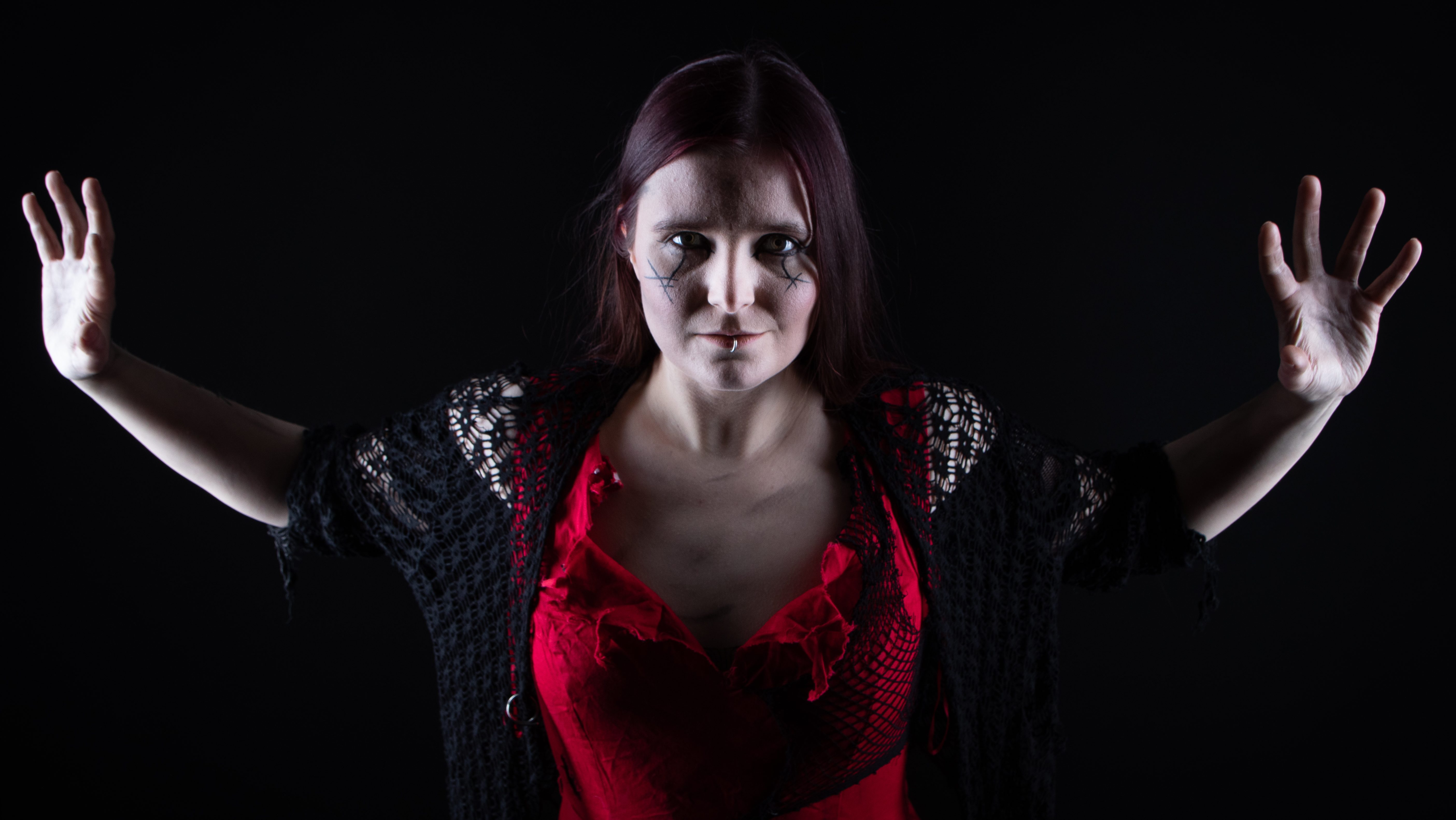 Mélanin im Gothiclook vor schwarzem Hintergrund